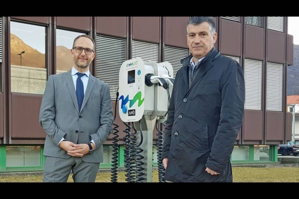 Nuova colonnina di ricarica alla Sezione della Circolazione
