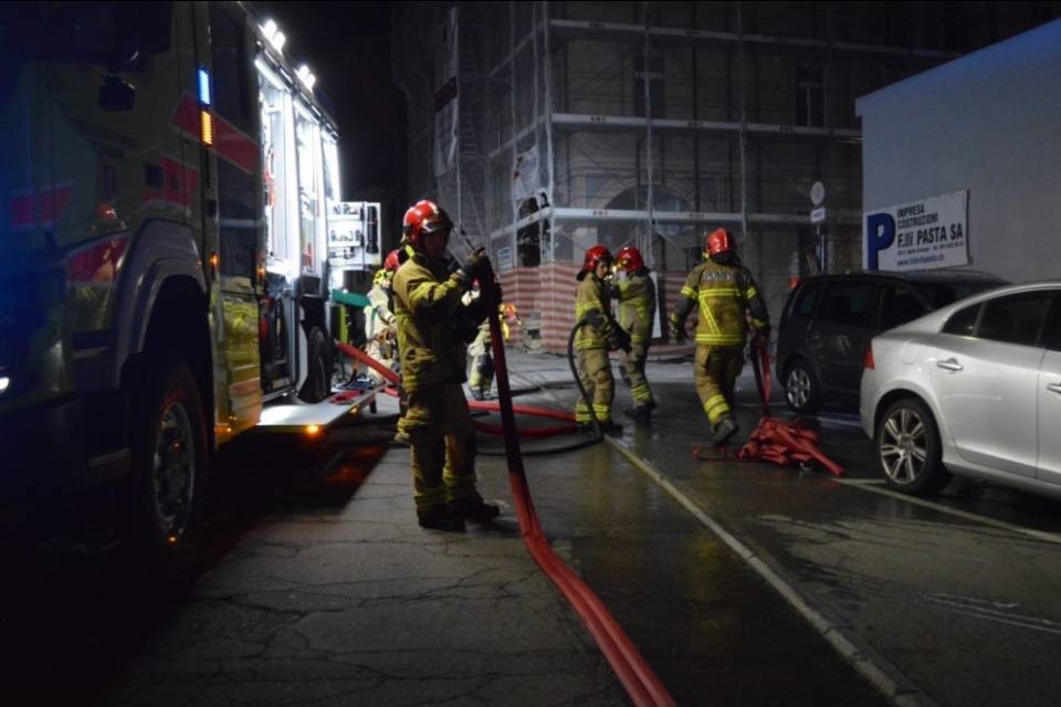Giubiasco, incendio in un cantiere