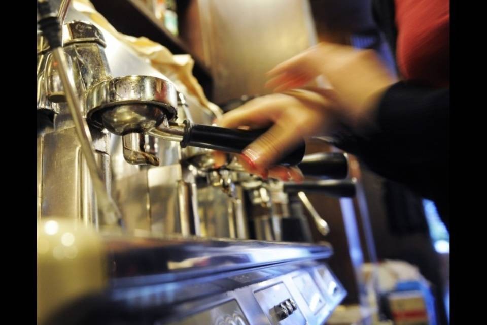 Mancano cuochi e baristi: meglio fare il frontaliere in Svizzera