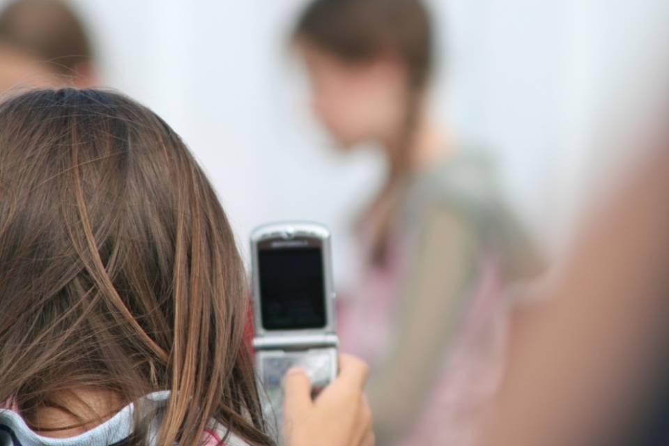 Bullismo 2.0: "Vietiamo i Natel a scuola?"
