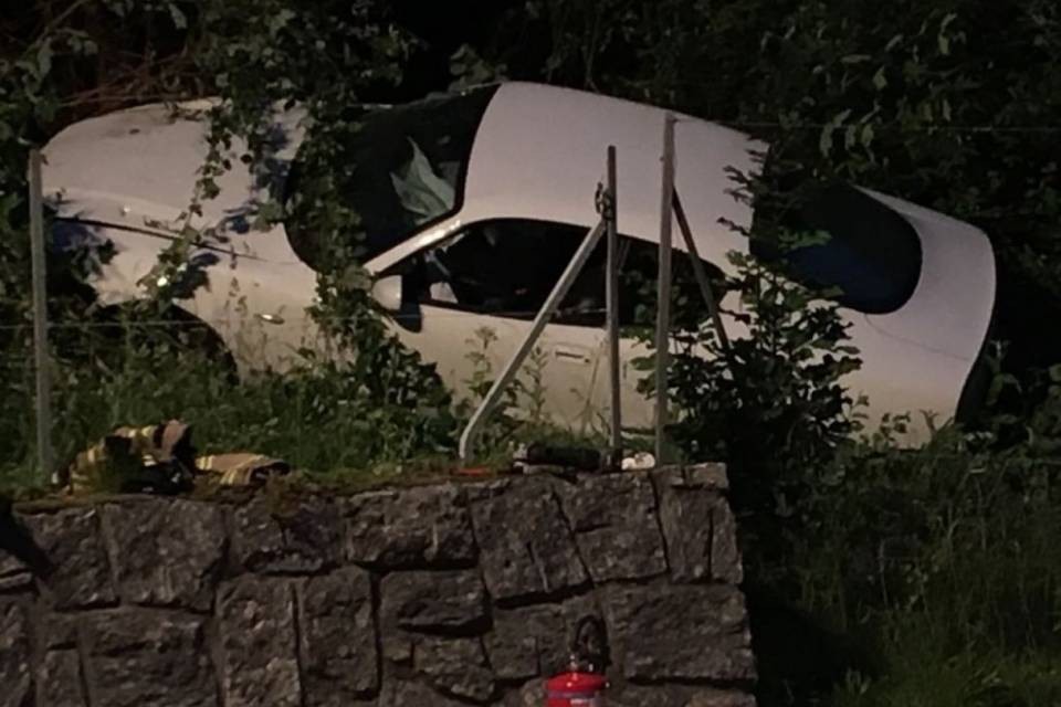Auto esce di strada finendo in una scarpata a Malvaglia