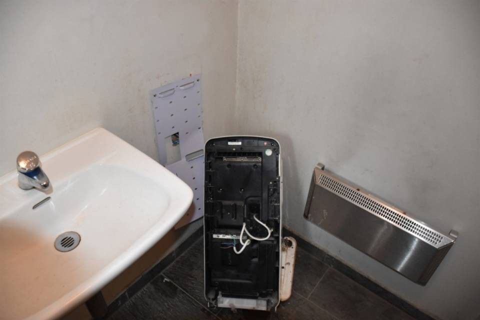 Strappano l'asciugamani elettrico dal muro di un bagno