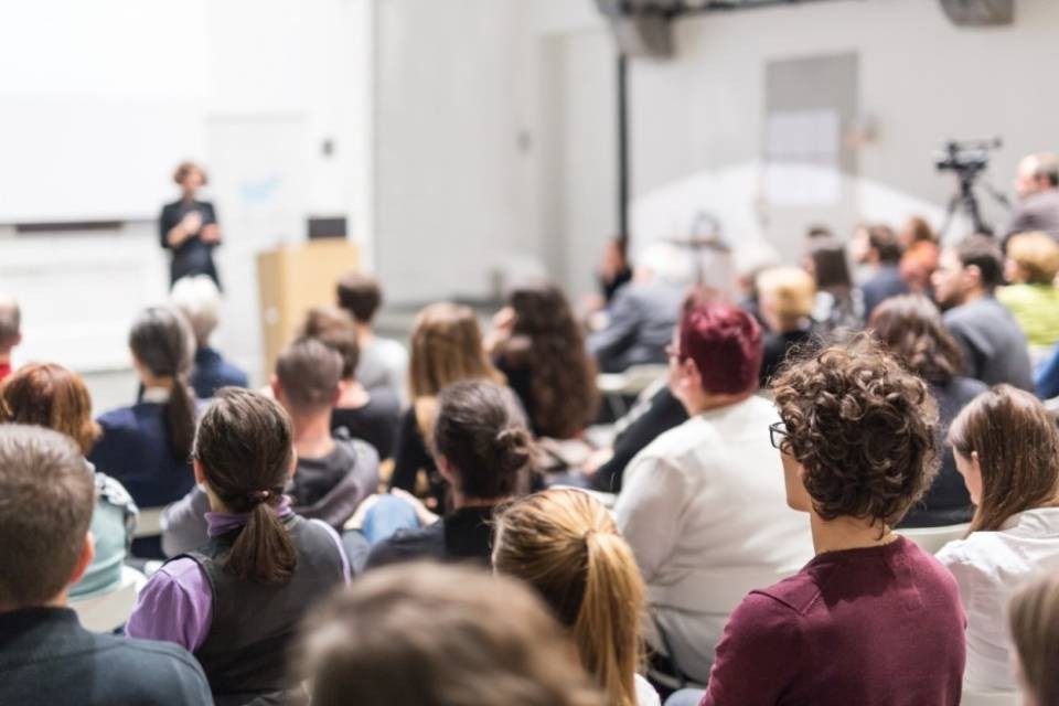 Sussidi: "Mazziati 500 studenti master"