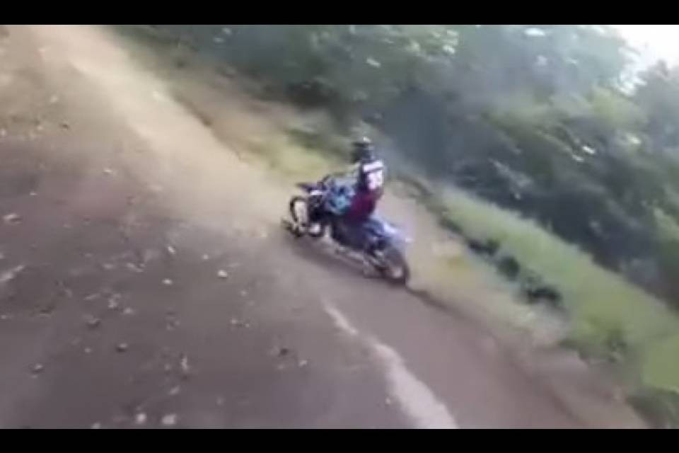 Si schianta in moto contro un albero, grave uno svizzero