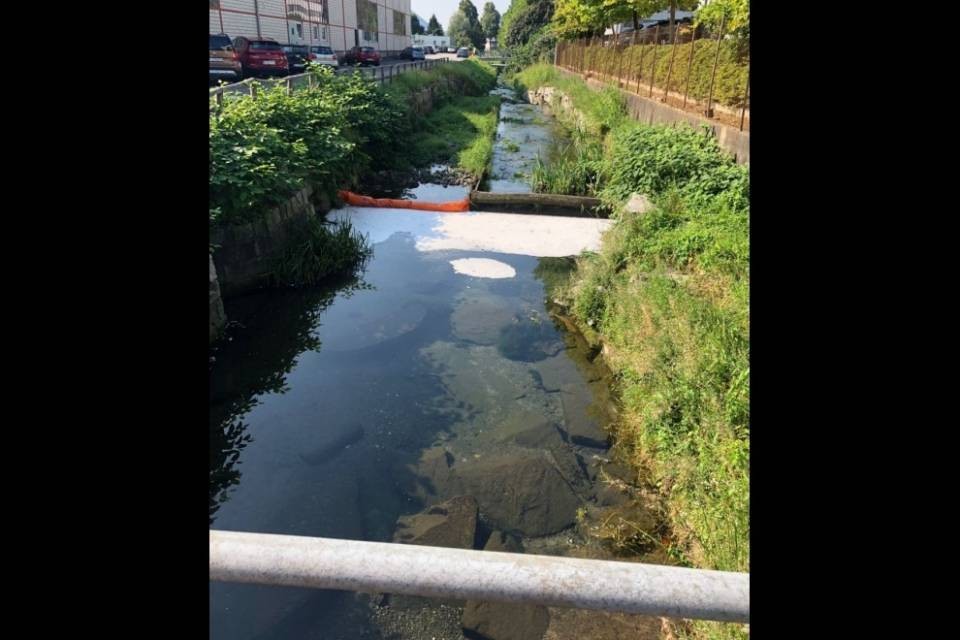 Sostanza sospetta in un riale ad Agno