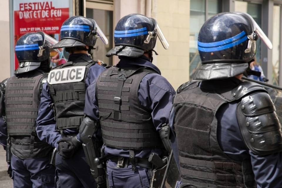 Migranti, evacuati due accampamenti a Parigi