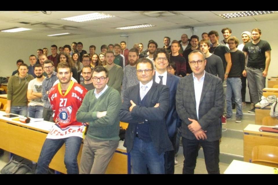 Un giovane ticinese inventa un super bastone da hockey...