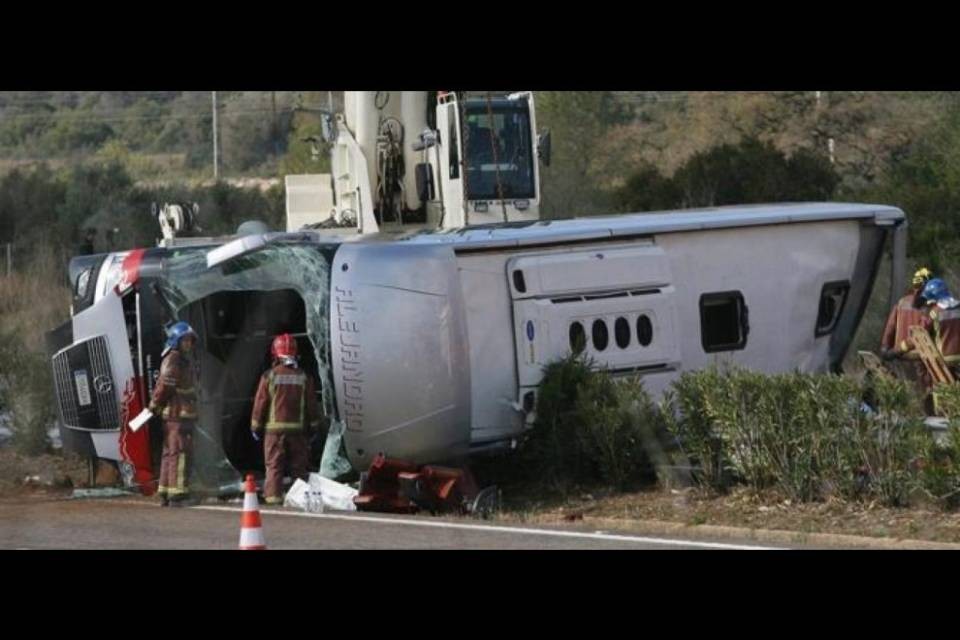 Bus si ribalta, morte 13 studentesse