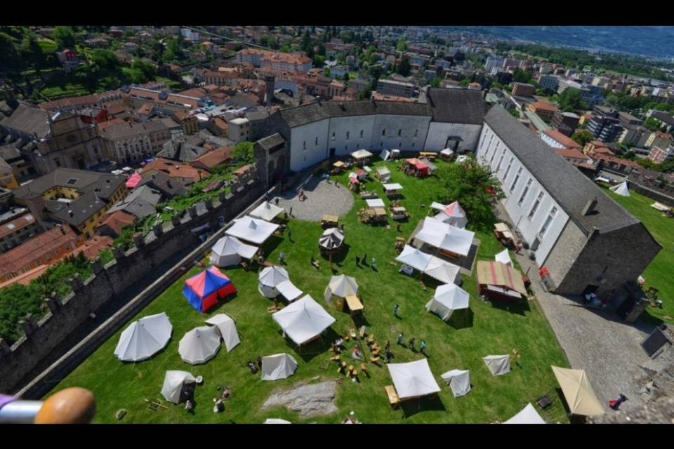 Spada nella rocca, freccia sulla gamba di un figurante