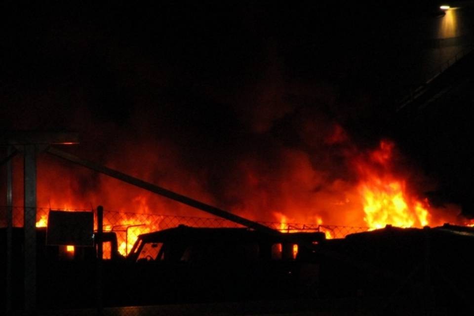 Nove mezzi dell'esercito in fiamme