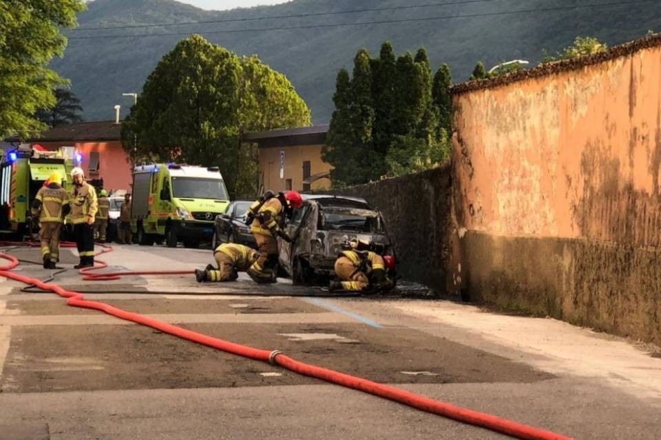 Auto divorata dalle fiamme a Melano, nessun ferito