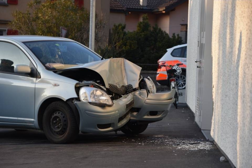 Sbanda e termina conto un muro, grave una donna