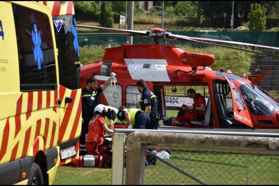 Cade da un palazzo e si ferisce gravemente