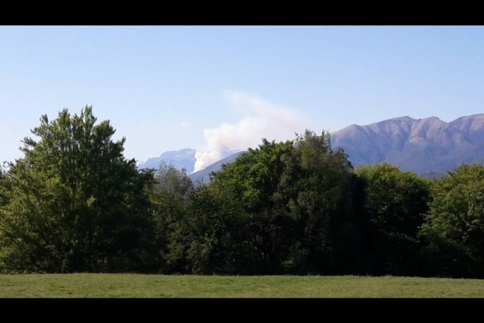 I boschi del Luinese in fiamme
