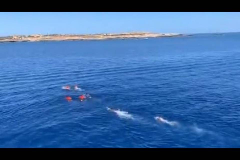 Open Arms: 5 migranti si gettano in mare
