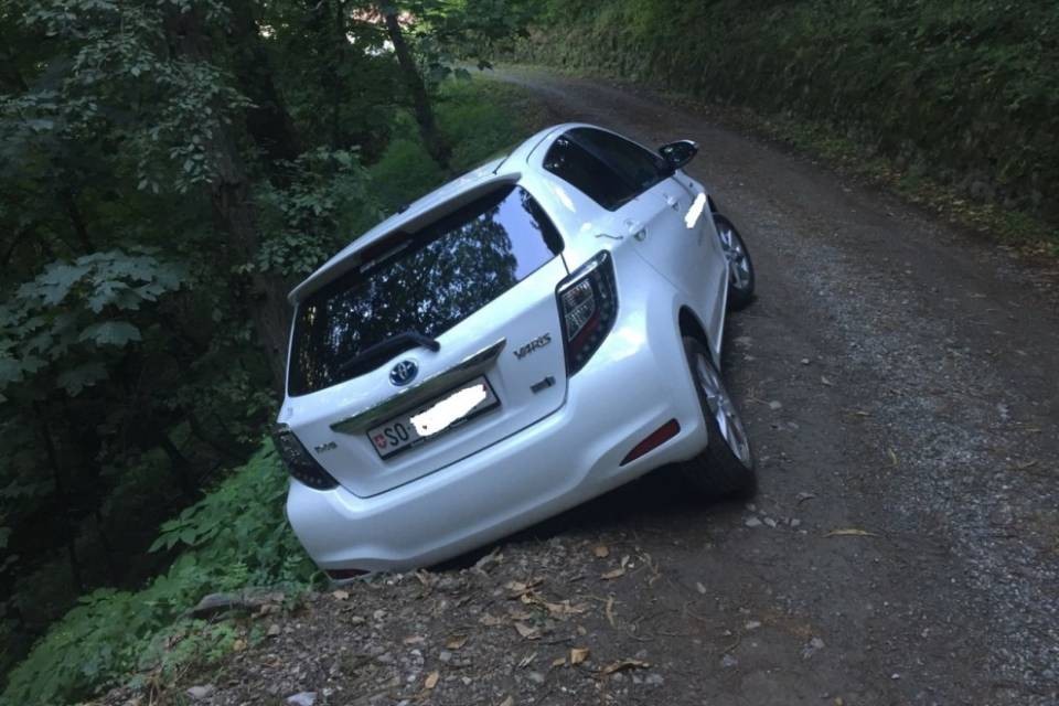 Esce di strada e lascia la macchina in bilico sul burrone