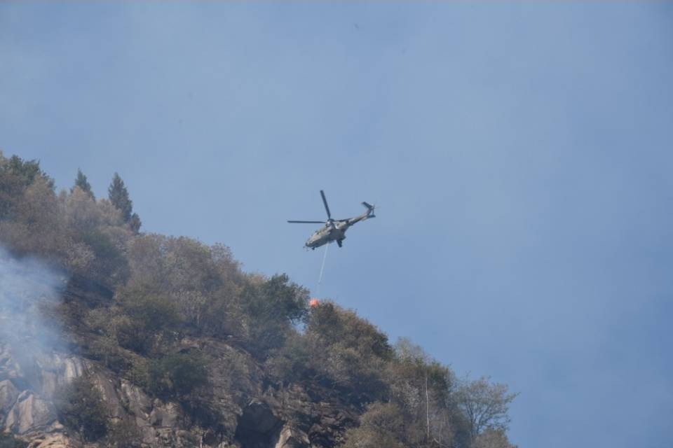 Pompieri ed elicotteri ancora in azione a Pollegio