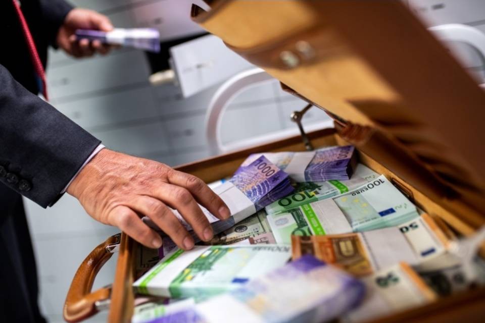 Franco ai massimi da due anni, torna effetto "porto sicuro"