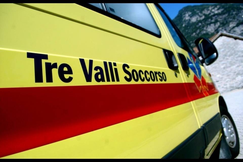 Aquila, scontro fra auto e un mezzo agricolo