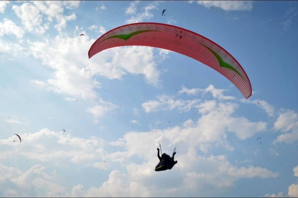 Precipita con il parapendio: è grave