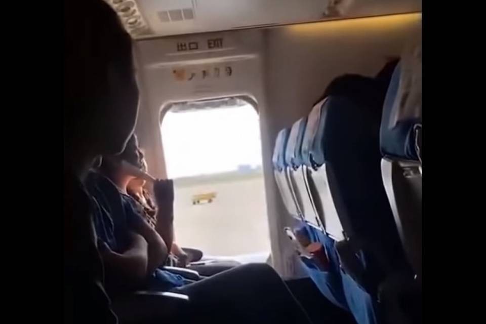 Passeggera apre il portellone dell'aereo, arrestata