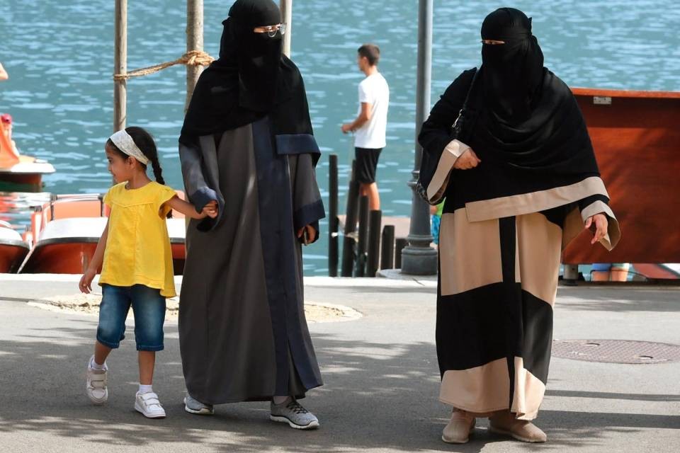 Nell’immagine delle donne che indossano il niqab. Foto CdT