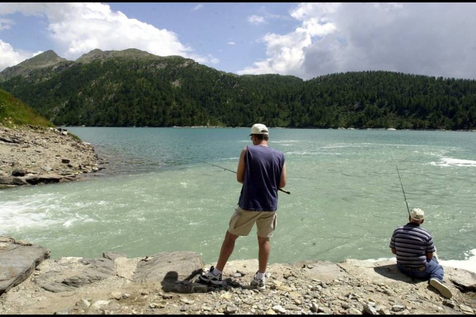 Un giorno di pesca gratuita nei laghi ticinesi, ma accompagnati