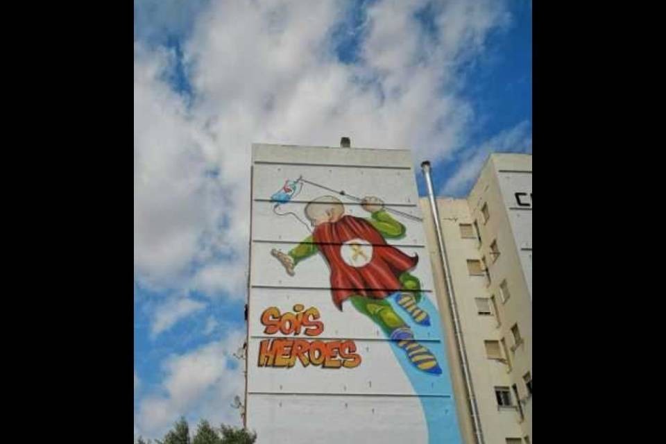"Tu sei un eroe": il murales che scalda il cuore dei bambini malati