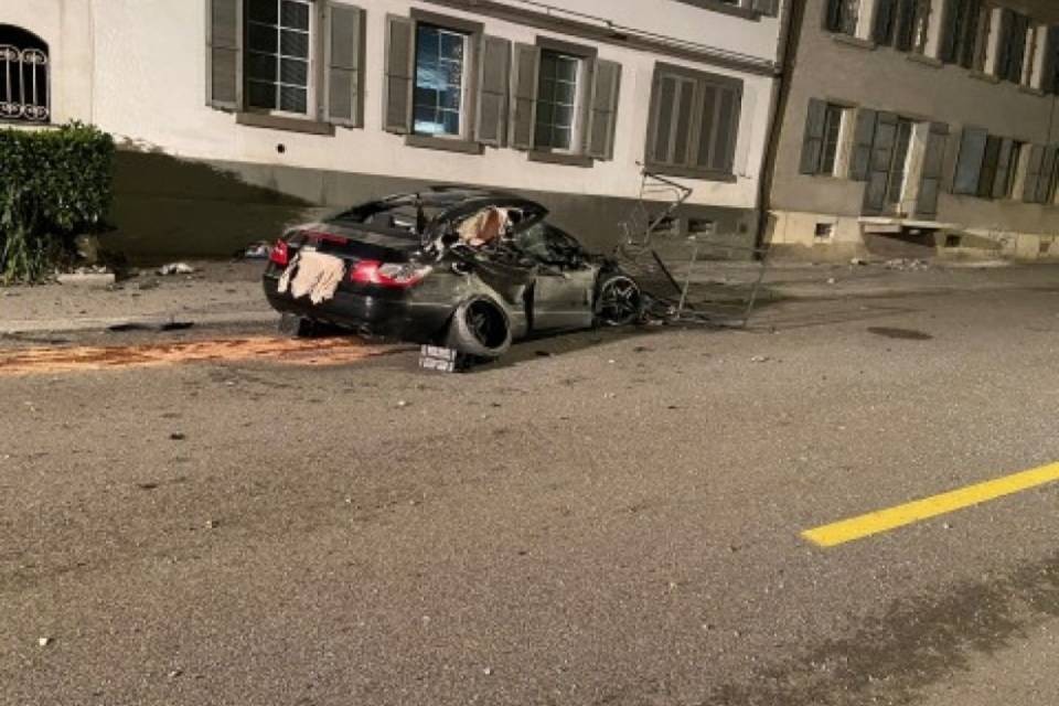 Schianto a 100km/h contro una casa, un morto