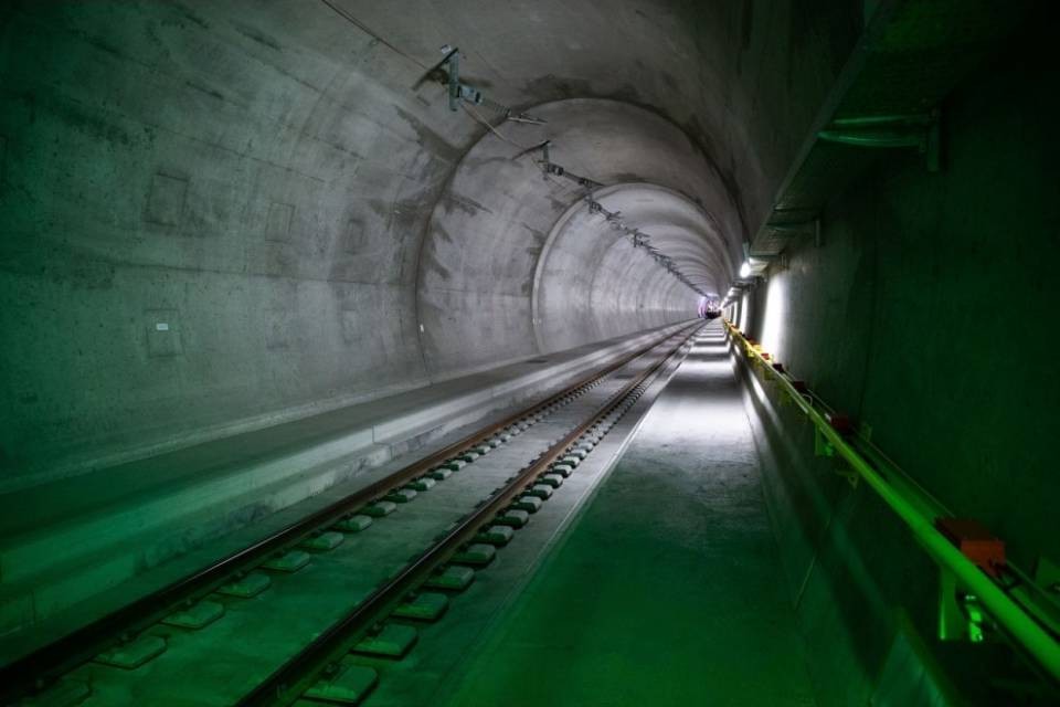 Un orario transitorio con la galleria di base del Ceneri