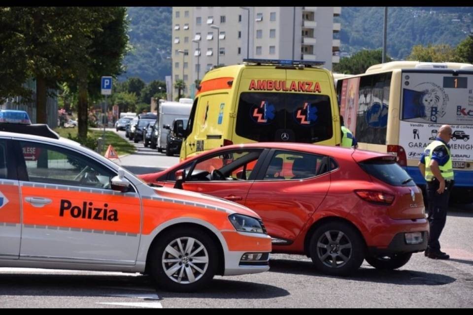 Auto urta bici allo svincolo di Tenero