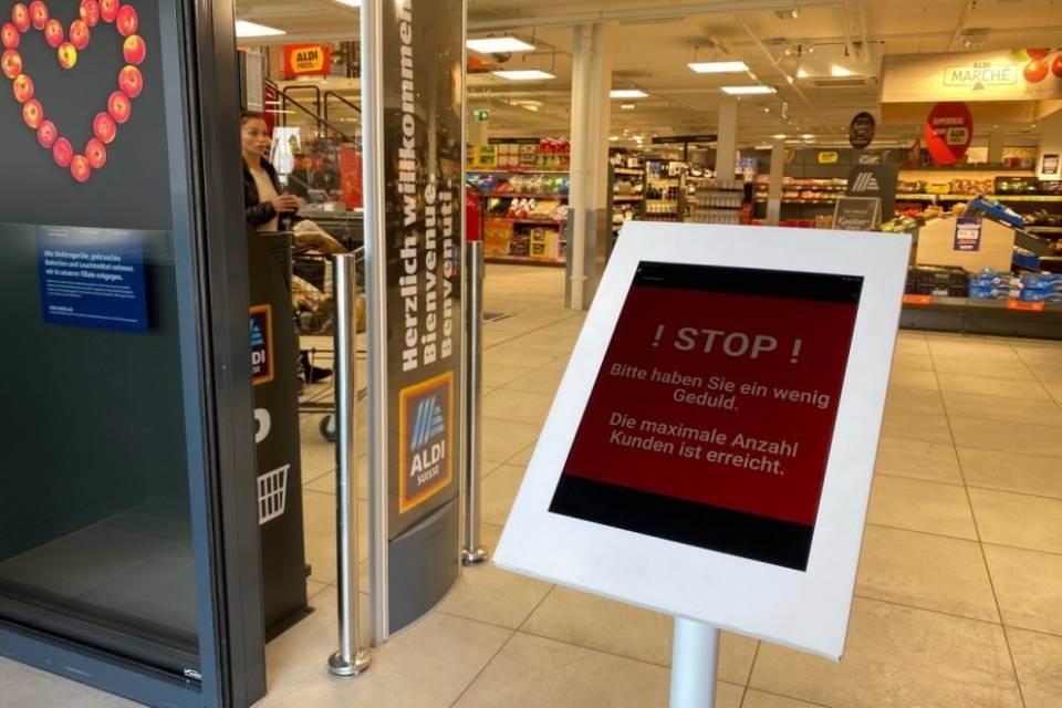 Distanza sociale: Aldi introduce il semaforo all’ingresso