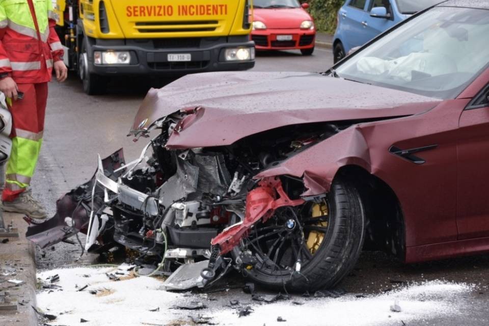 Sbanda con l’auto e termina contro il guidovia