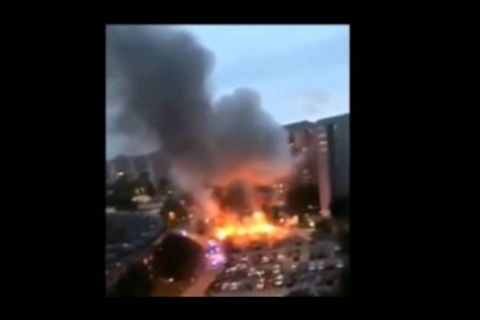 Goteborg nel caos: giovani incendiano auto in centro e attaccano la polizia