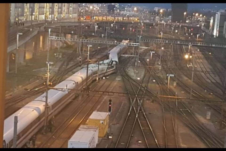 Treno deraglia a Basilea
