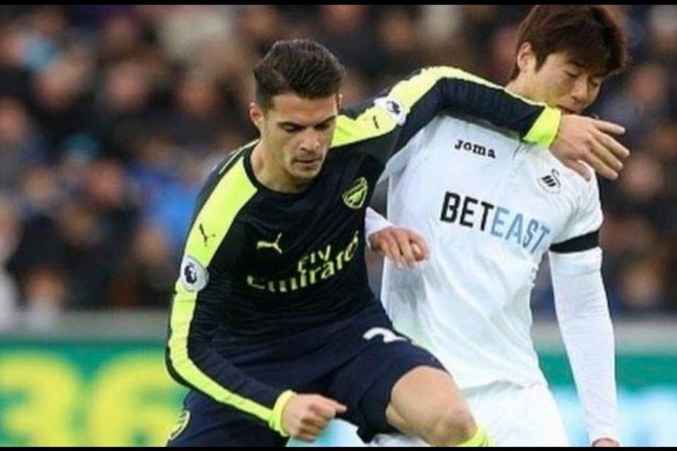 Xhaka accusato di razzismo, Wenger è furioso