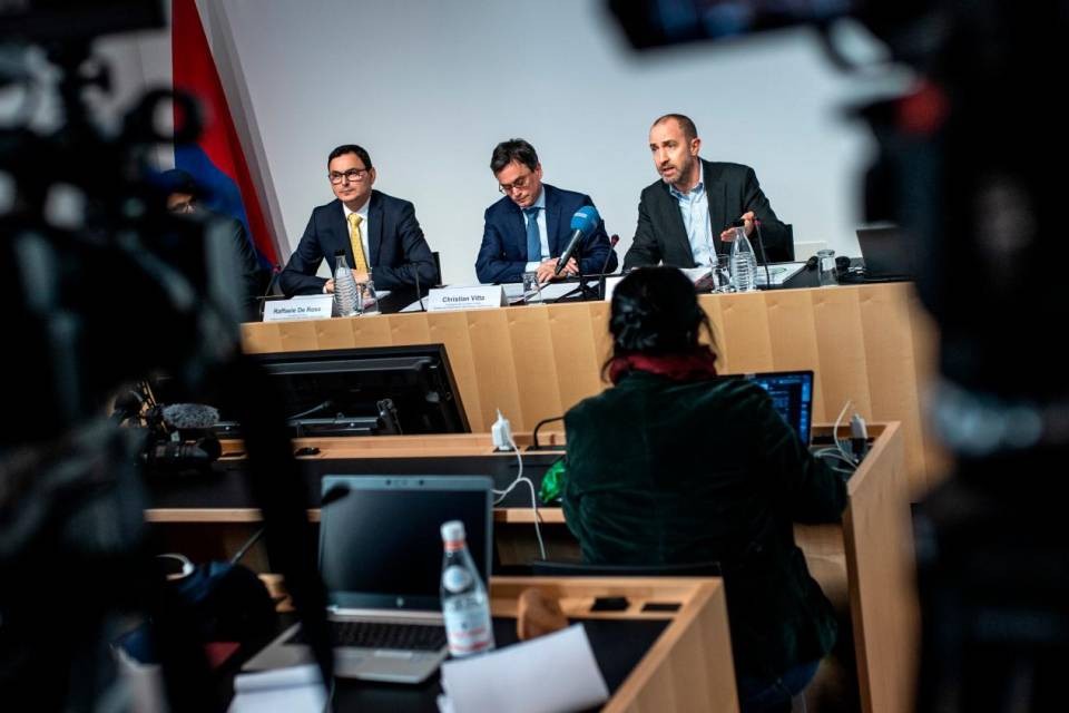 La prima conferenza stampa sul coronavirus, le distanze di sicurezza erano ancora là da venire. CdT/Gabriele Putzu