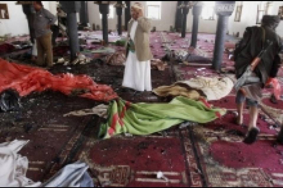 Esplosione in moschea, 25 morti