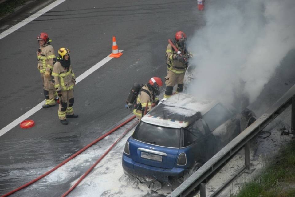 Auto prende fuoco sull'A2