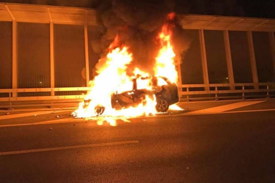 Auto distrutta dalle fiamme sull'A2