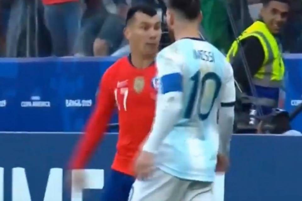 Pitbull Medel lo spintona, lui reagisce: Messi vede rosso