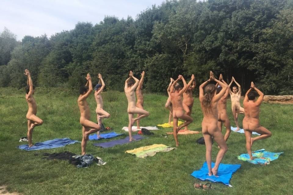 E a Parigi lo yoga si fa... senza vestiti!