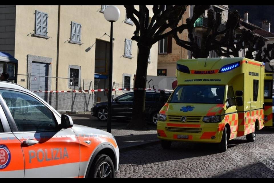 Cade da un'impalcatura al Teatro Sociale, rischia la vita