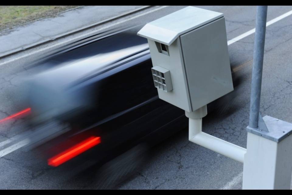 Pizzicato a 249 km/h sull'autostrada, arrestato