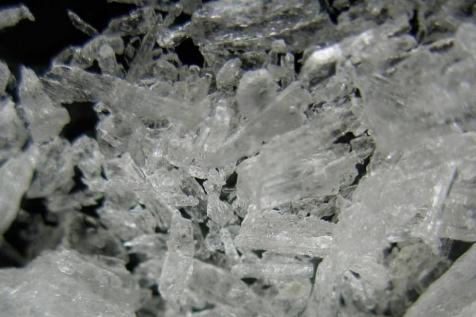 In casa con torcia elettrica, la polizia scova un laboratorio di droga