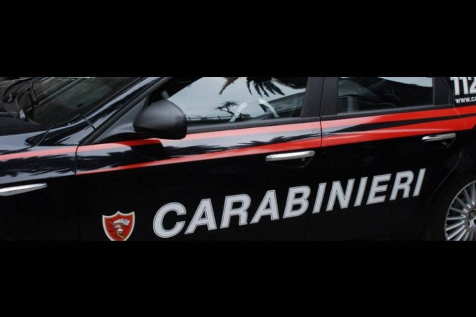 Orrore a Verbania: uomo nudo trascina il figlio per strada