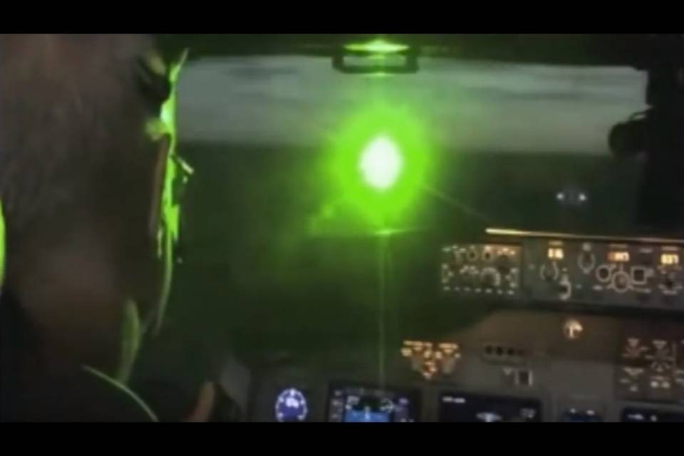 Laser contro un elicottero della Rega: 2 minorenni nei guai