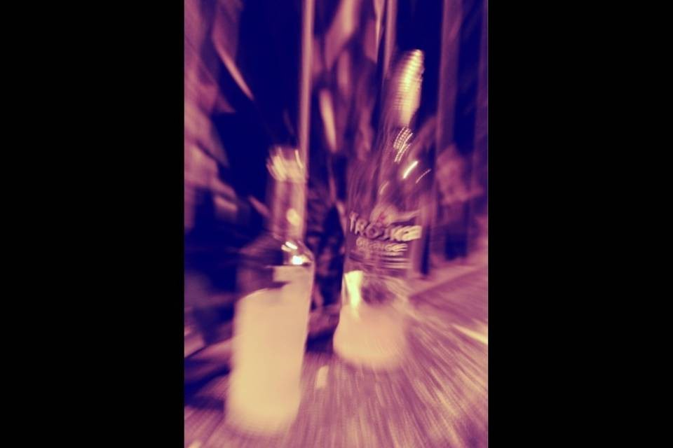 Troppa vodka, muore, risorge e torna a bere