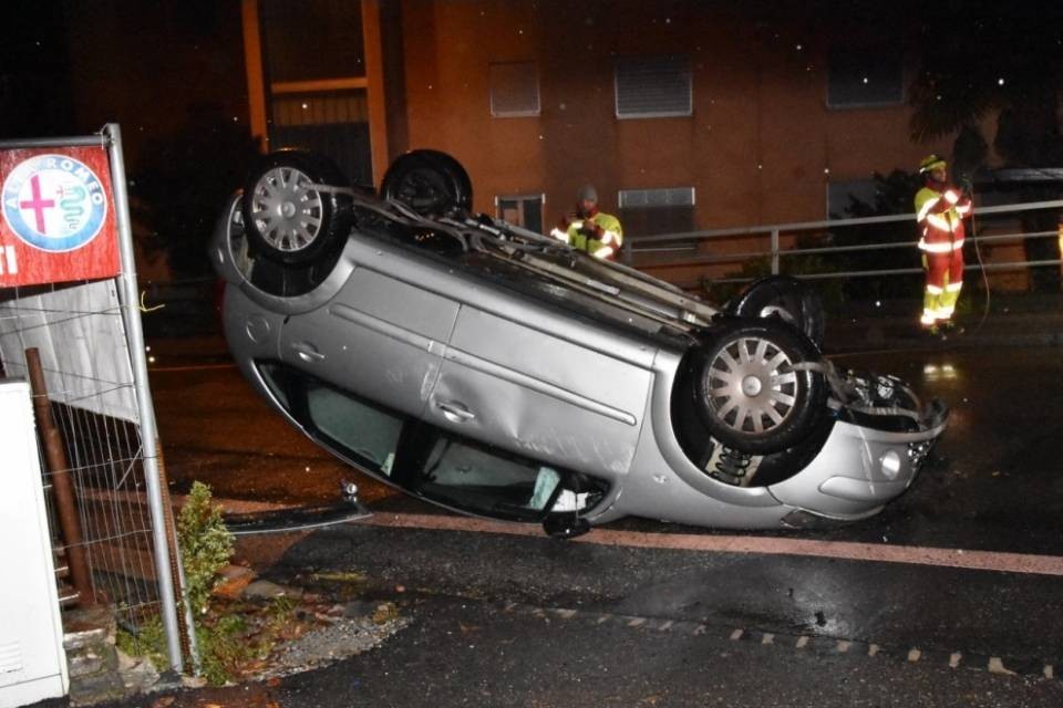 Minusio: l'auto urta un muretto e si rovescia sul tetto, 2 feriti