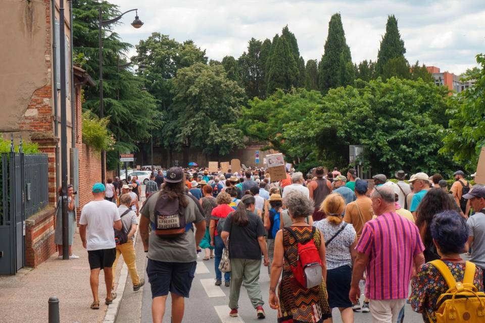 Una protesta ad Albi in Francia il 17 luglio 2021. Foto Shutterstock